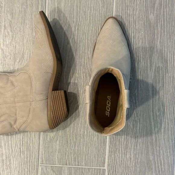 Soda Women's Tan Ankle Boots - Picture 6 of 6